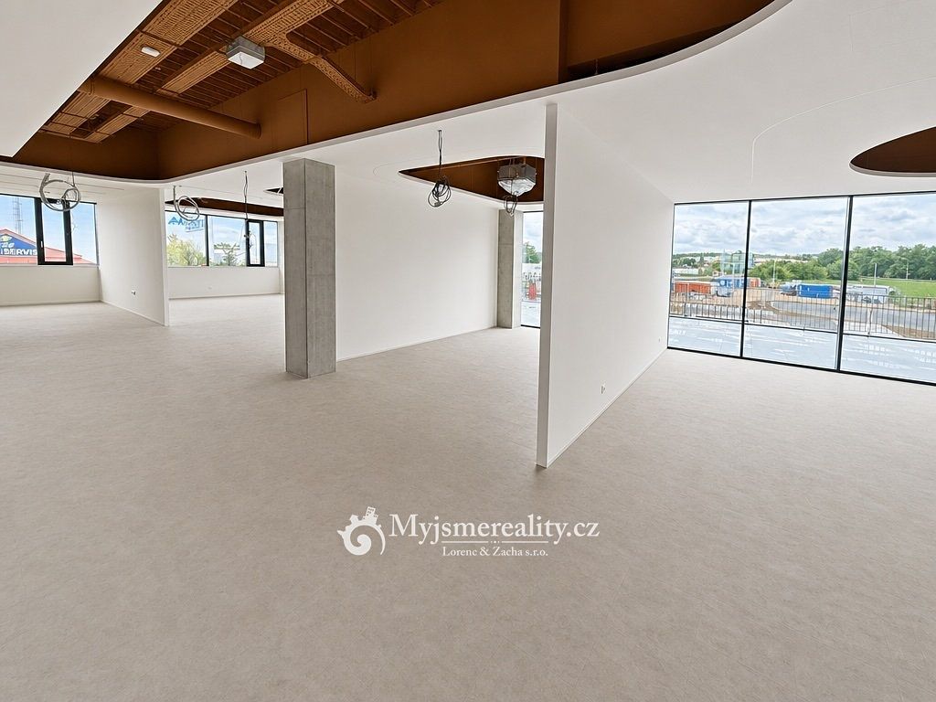 Pronájem kanceláře 270 m² – fotografie 2