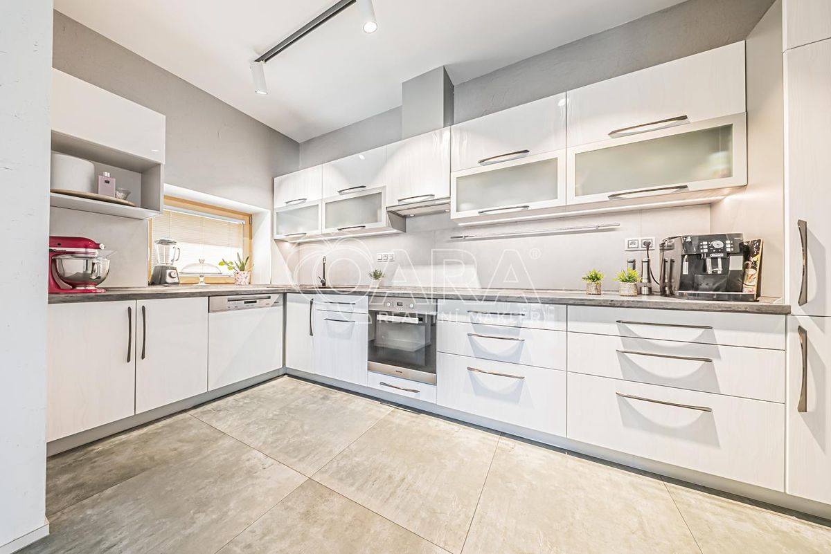 Prodej rodinného domu 328 m², pozemek 1107 m² – fotografie 3