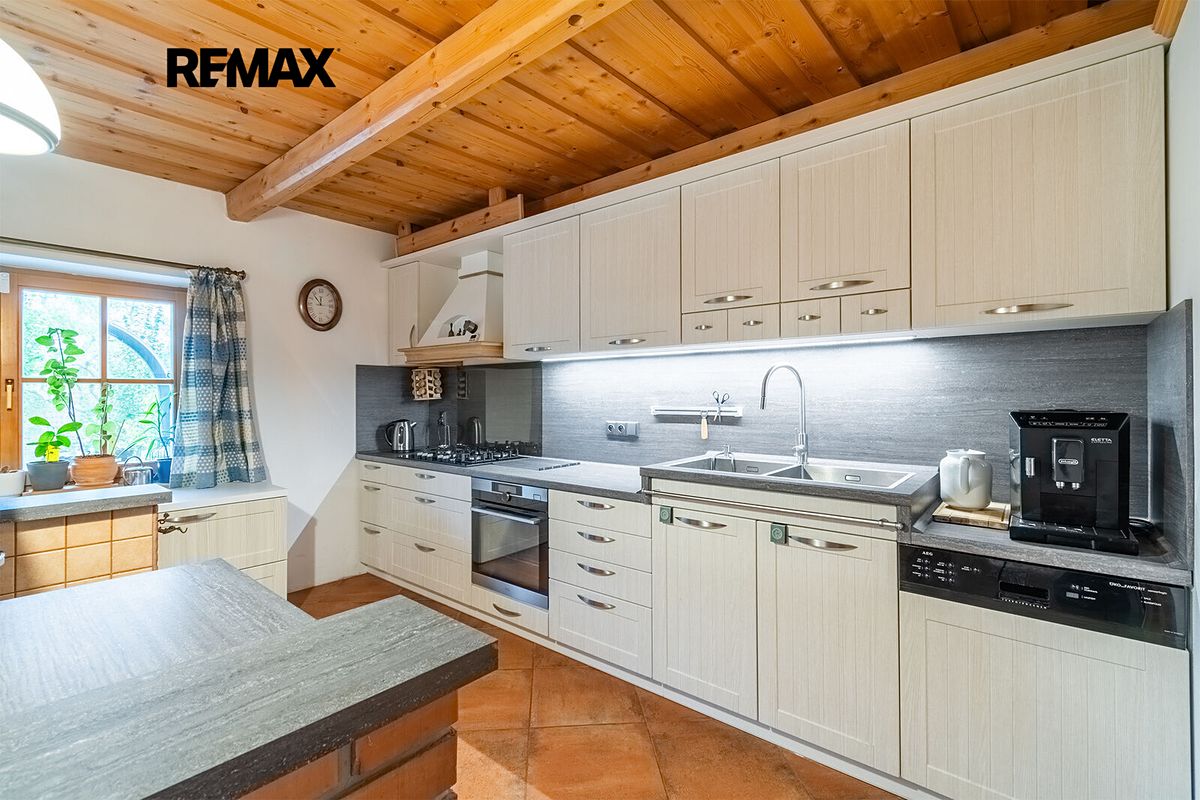 Prodej rodinného domu 304 m², pozemek 3163 m² – fotografie 3