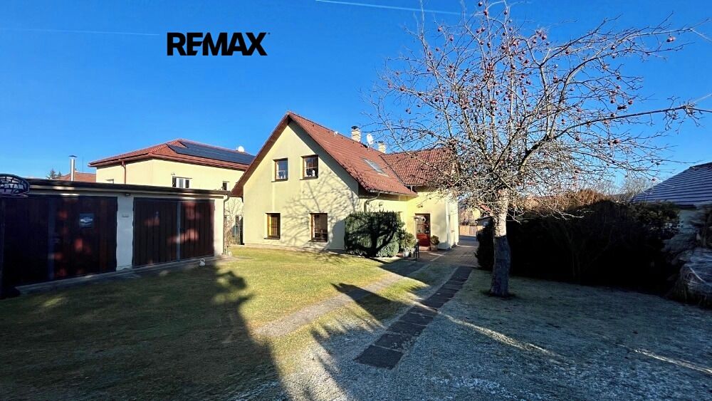 Prodej rodinného domu 220 m², pozemek 1093 m² – fotografie 2