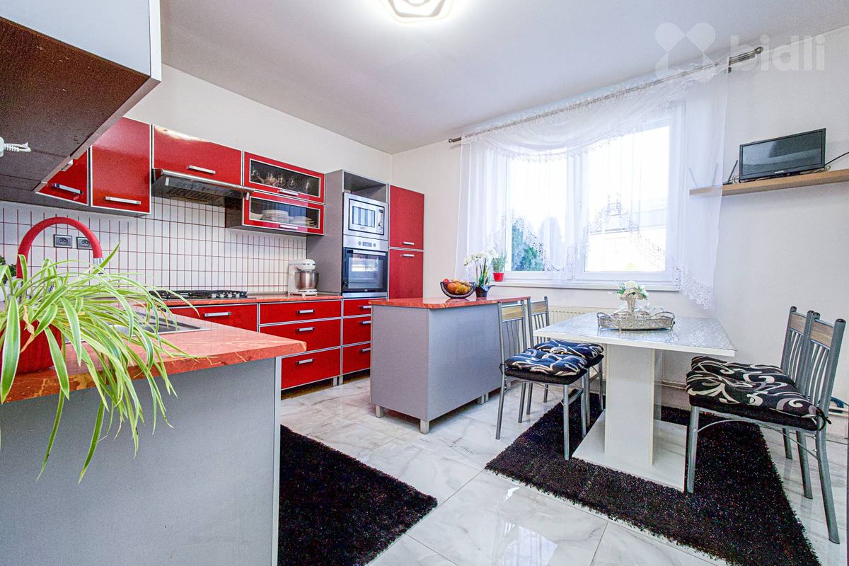 Prodej rodinného domu 230 m², pozemek 663 m² – fotografie 3