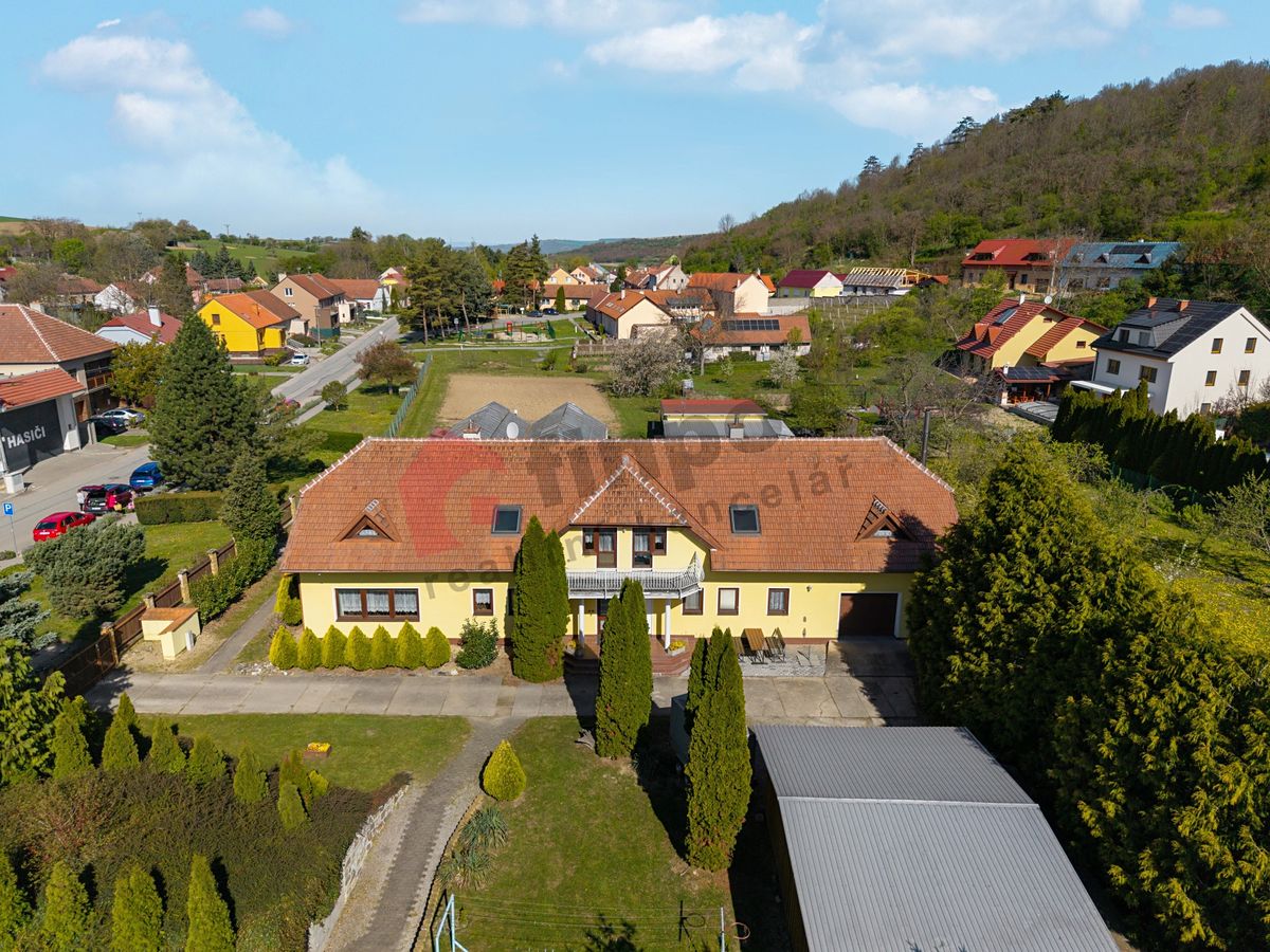 Prodej rodinného domu 347 m², pozemek 1900 m² – fotografie 2