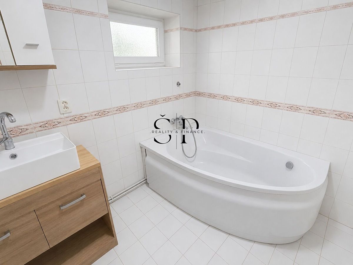 Pronájem rodinného domu 300 m², pozemek 2218 m²