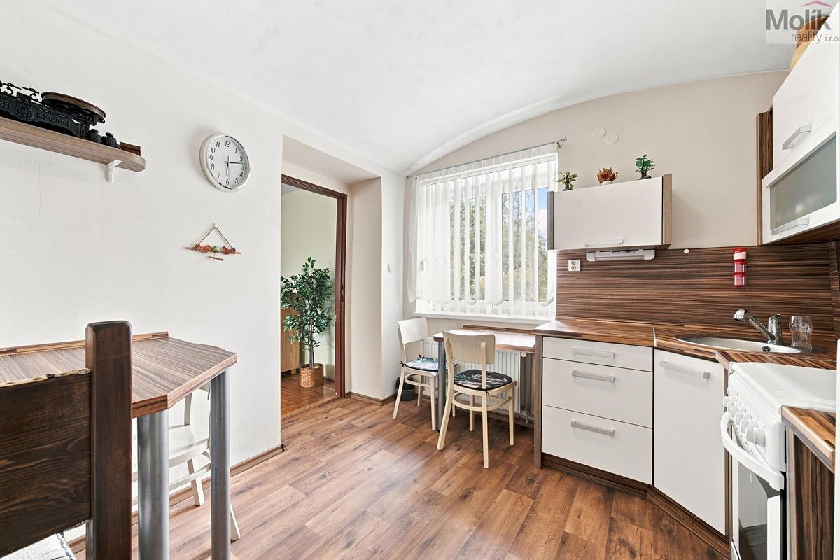 Prodej rodinného domu 194 m², pozemek 221 m² – fotografie 2