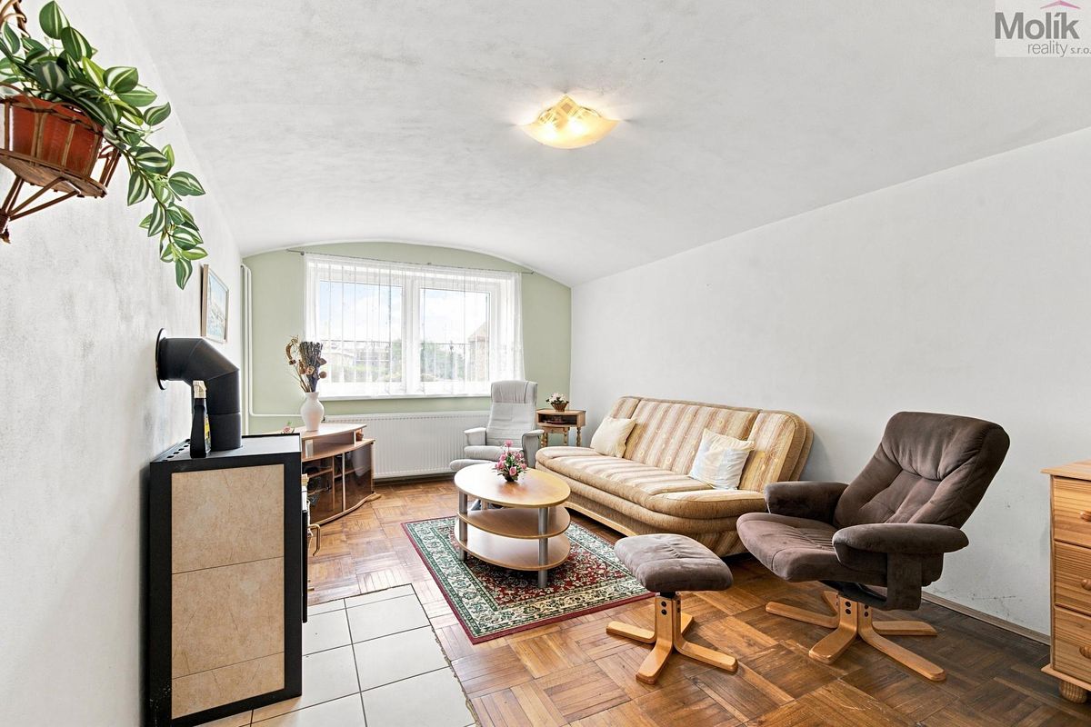 Prodej rodinného domu 194 m², pozemek 221 m² – fotografie 3