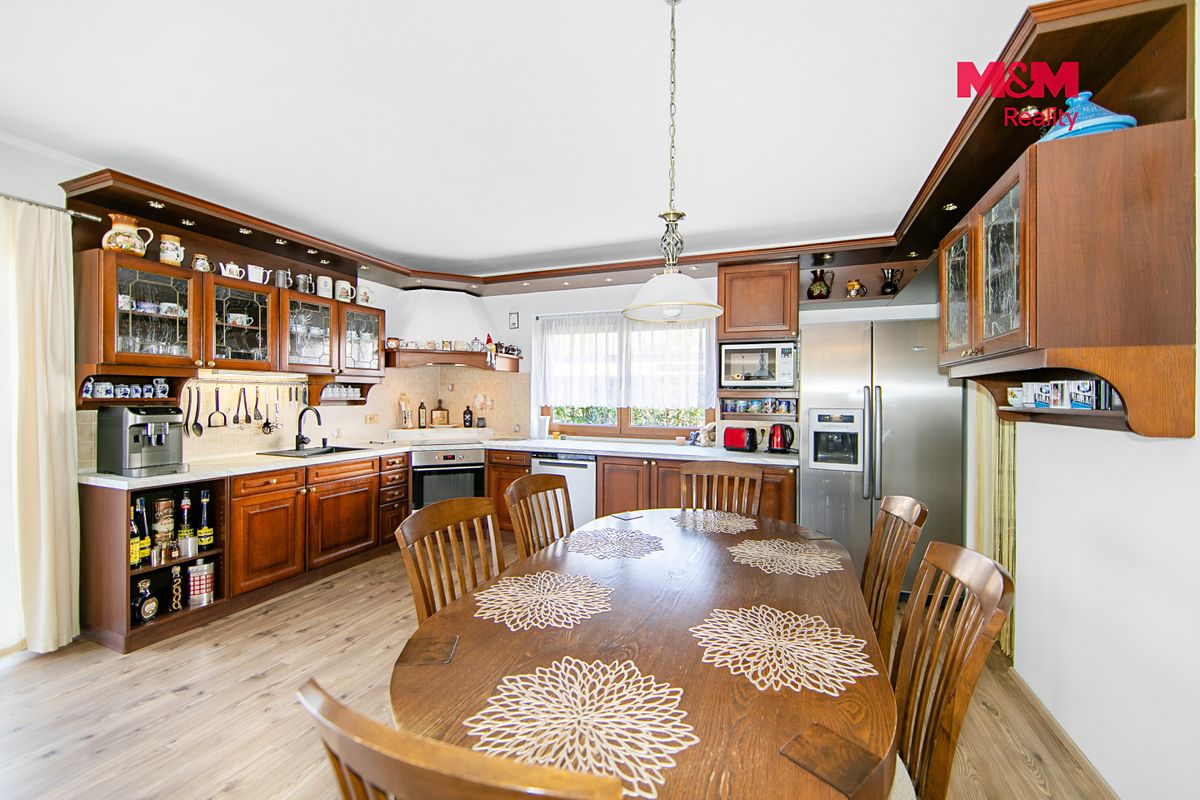 Prodej rodinného domu 230 m², pozemek 1420 m² – fotografie 3