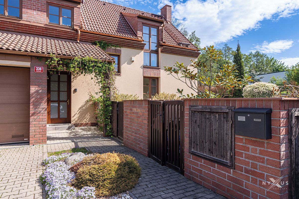 Prodej rodinného domu 250 m², pozemek 1437 m² – fotografie 3