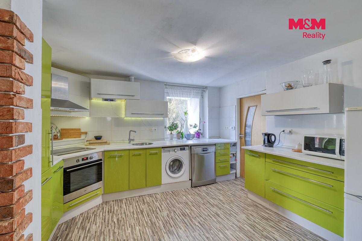 Prodej rodinného domu 218 m², pozemek 727 m² – fotografie 2