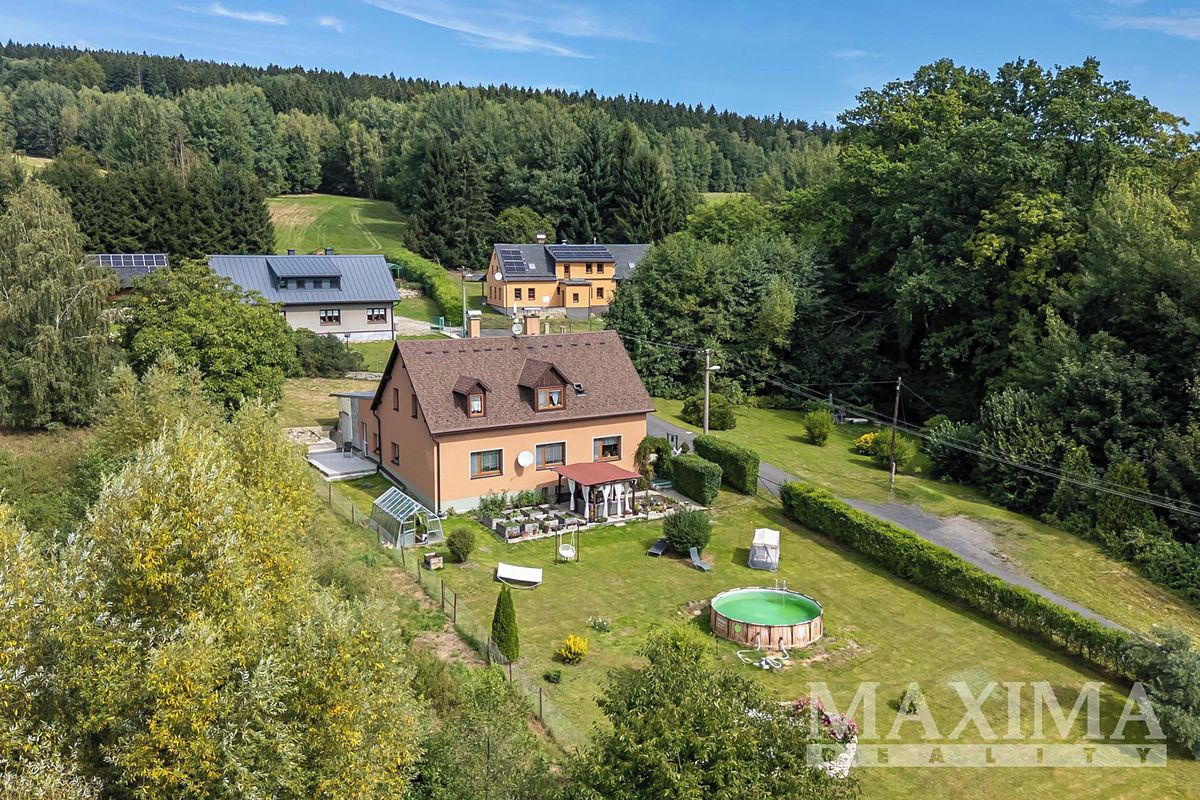 Prodej rodinného domu 320 m², pozemek 1557 m² – fotografie 2