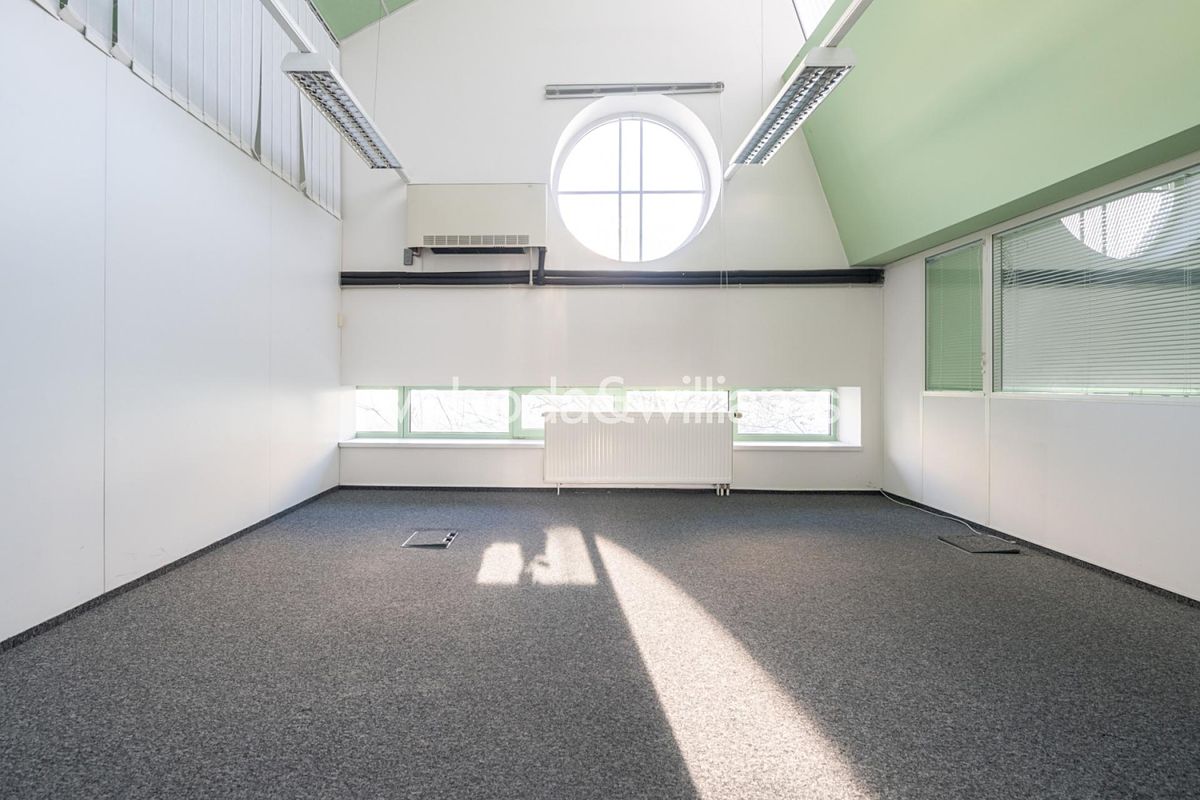Pronájem kanceláře 1806 m² – fotografie 4
