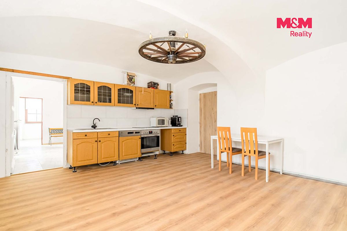 Prodej rodinného domu 300 m², pozemek 608 m² – fotografie 3