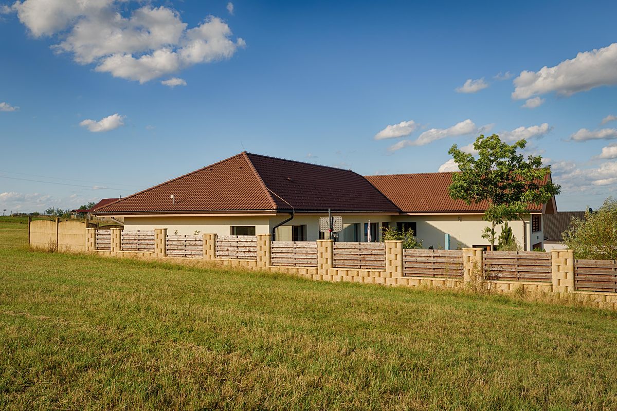 Prodej rodinného domu 247 m², pozemek 966 m² – fotografie 3
