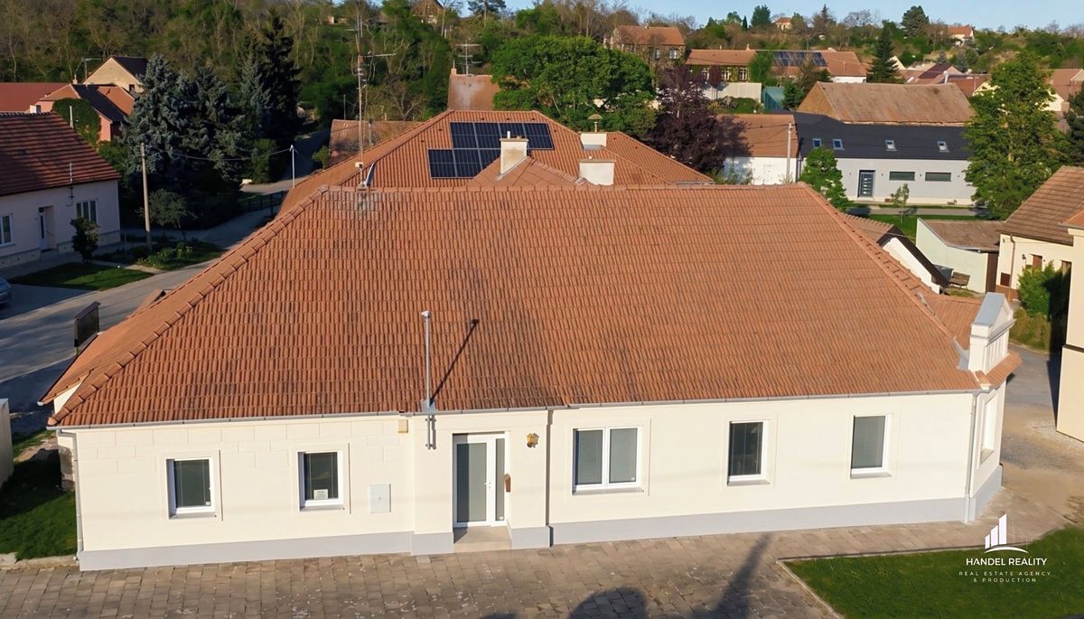 Prodej rodinného domu 370 m², pozemek 480 m² – fotografie 2