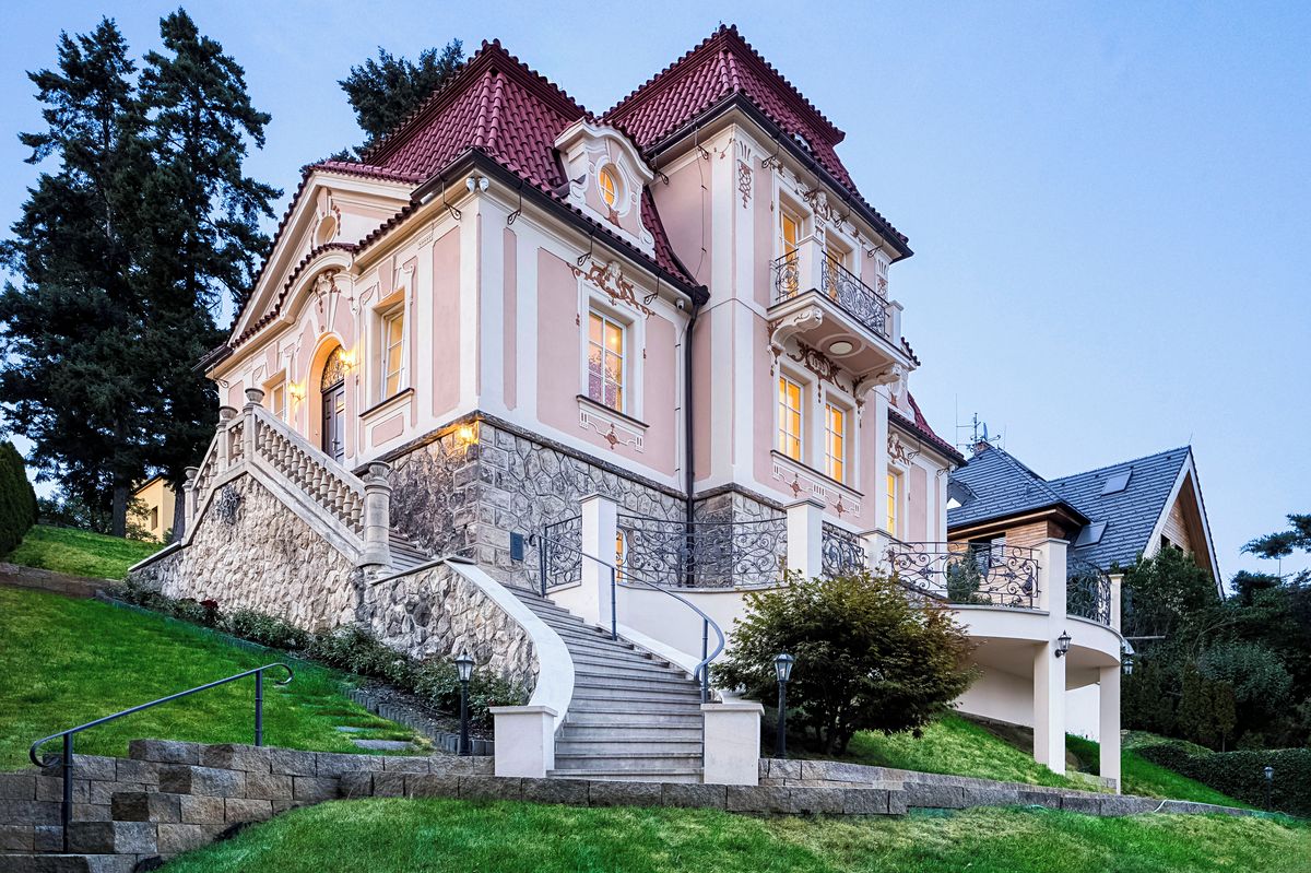 Prodej vily 345 m², pozemek 1347 m² – fotografie 2