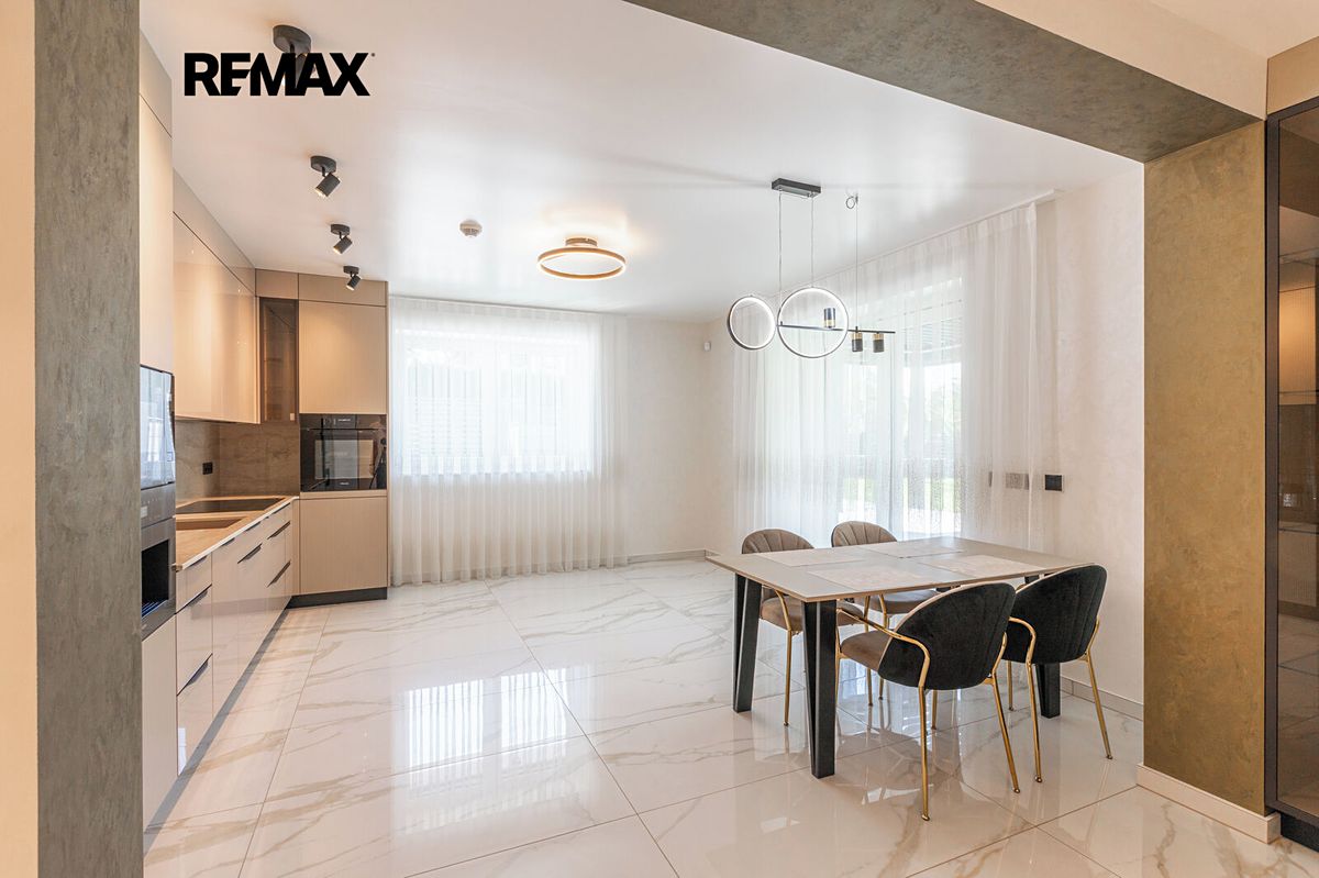 Prodej rodinného domu 244 m², pozemek 810 m² – fotografie 4