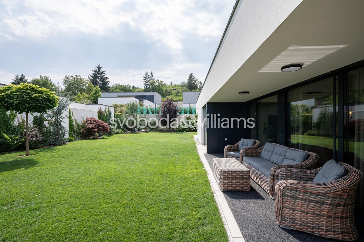 Prodej rodinného domu 221 m², pozemek 571 m² – fotografie 2