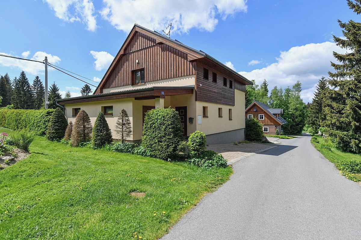 Prodej rodinného domu 240 m², pozemek 285 m²
