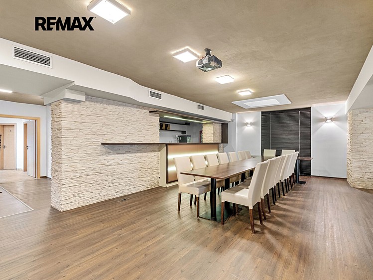 Prodej komerčního prostoru, 489 m² (54 z 68)