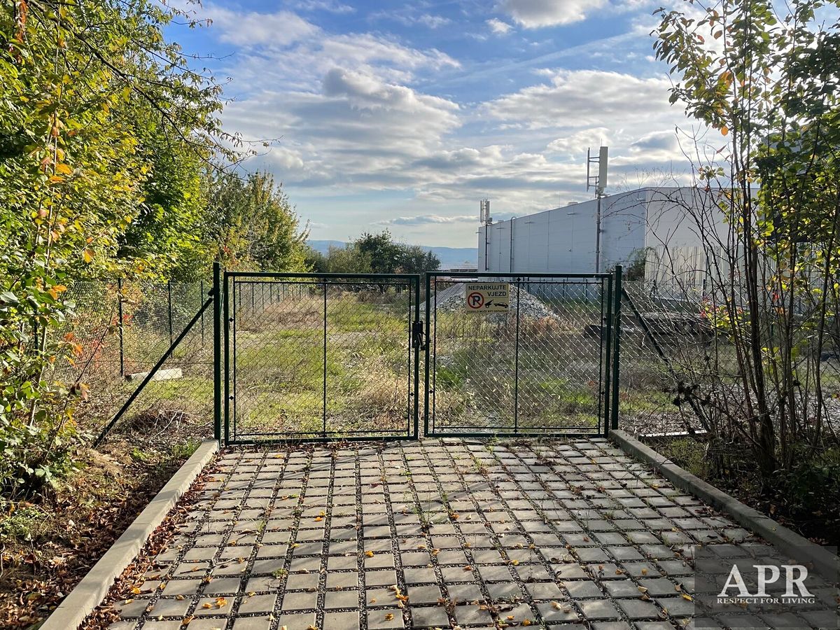 Pronájem komerčního pozemku 828 m²