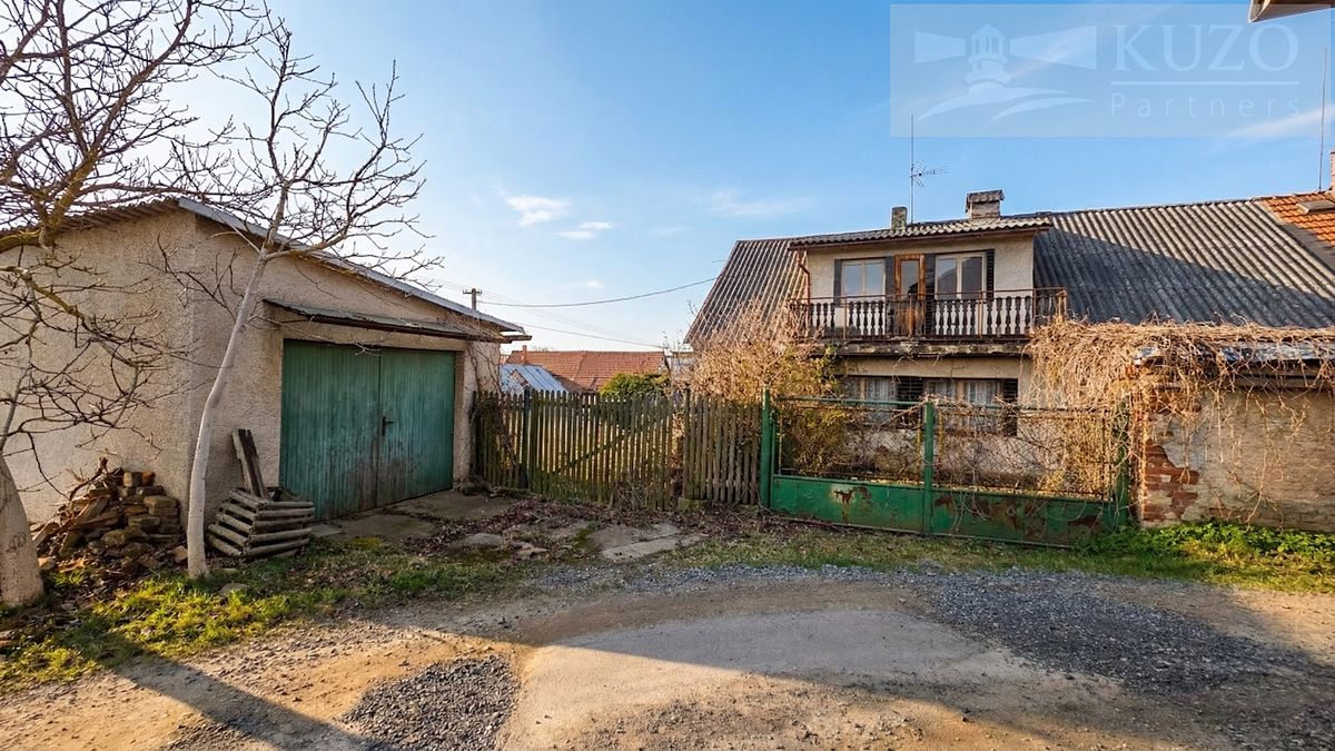 Prodej rodinného domu 220 m², pozemek 443 m² – fotografie 2