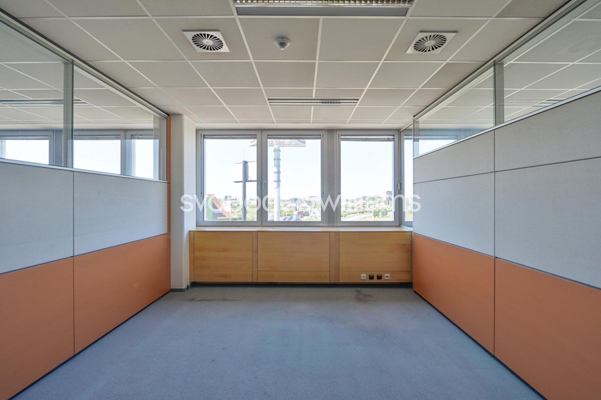 Pronájem kanceláře 674 m² – fotografie 2