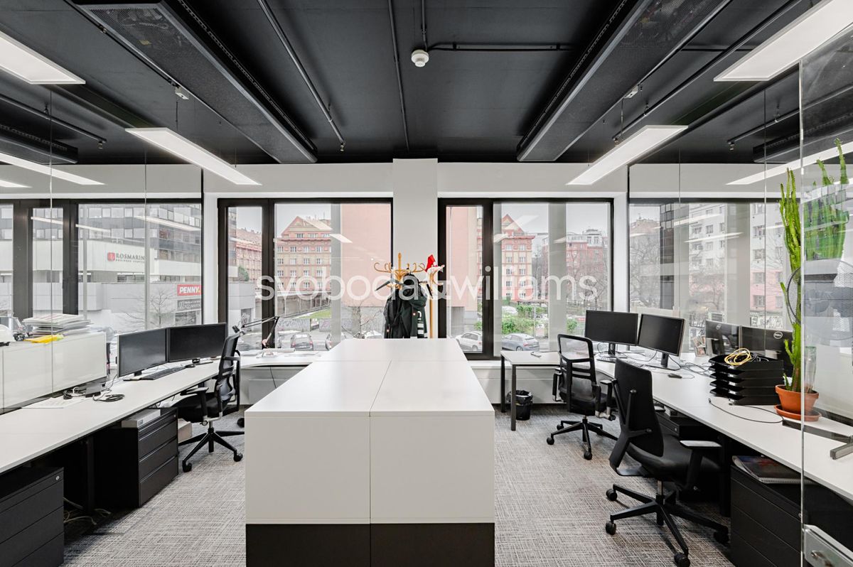 Pronájem kanceláře 1153 m²
