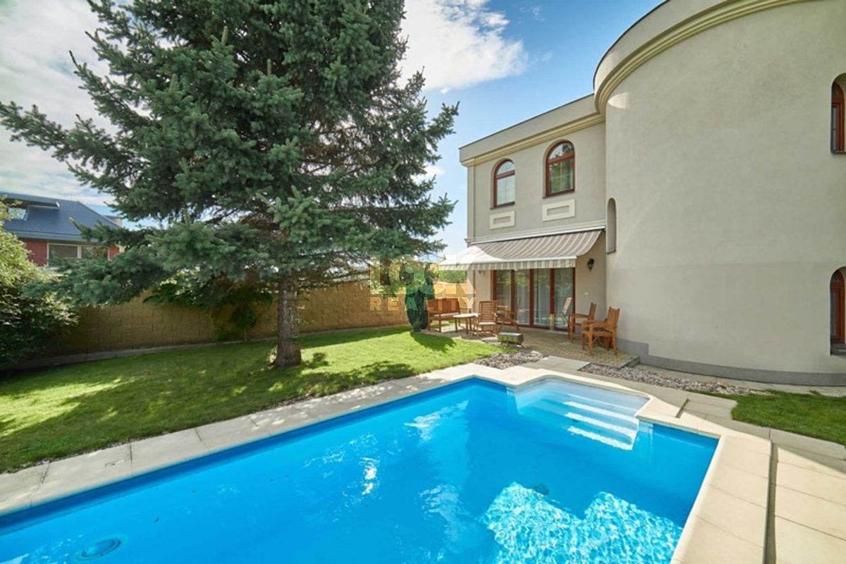 Pronájem vily 243 m², pozemek 243 m², Praha – fotka 1 z 3