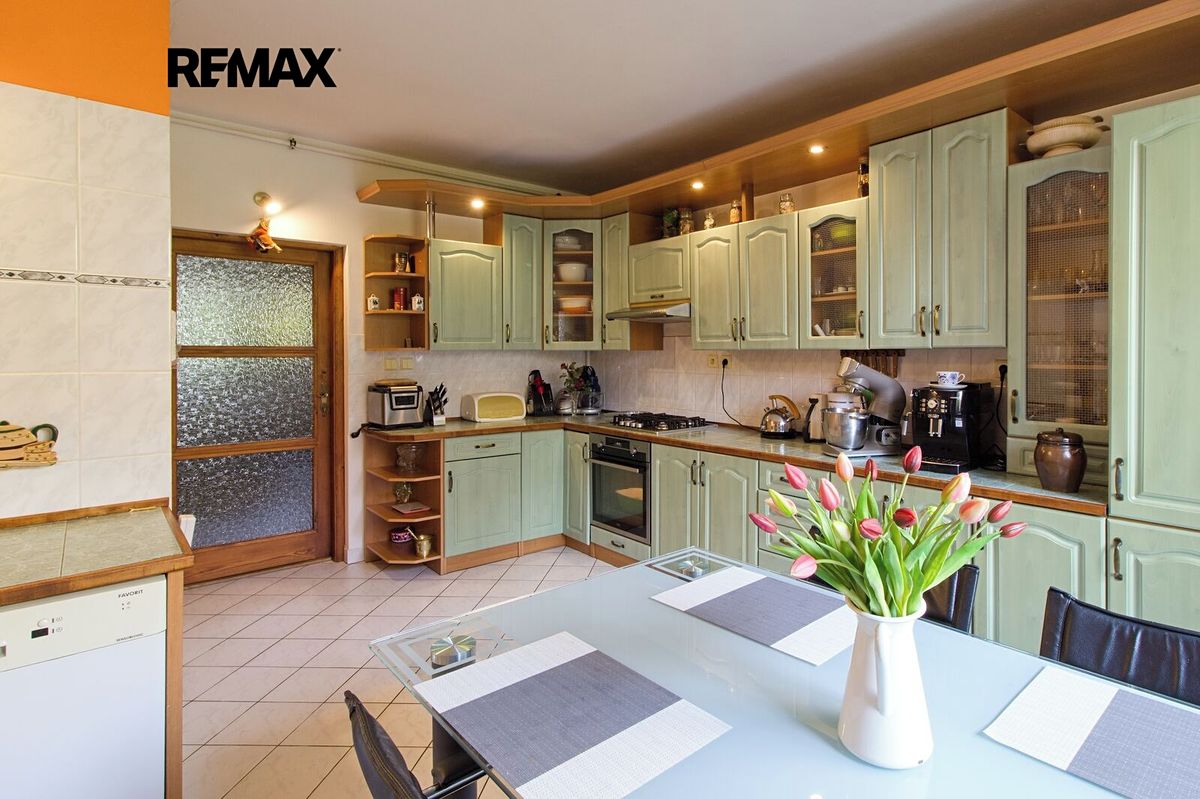 Prodej rodinného domu 210 m², pozemek 402 m² – fotografie 3