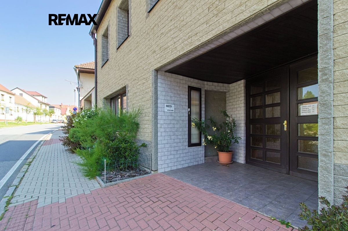 Prodej rodinného domu 210 m², pozemek 402 m² – fotografie 2