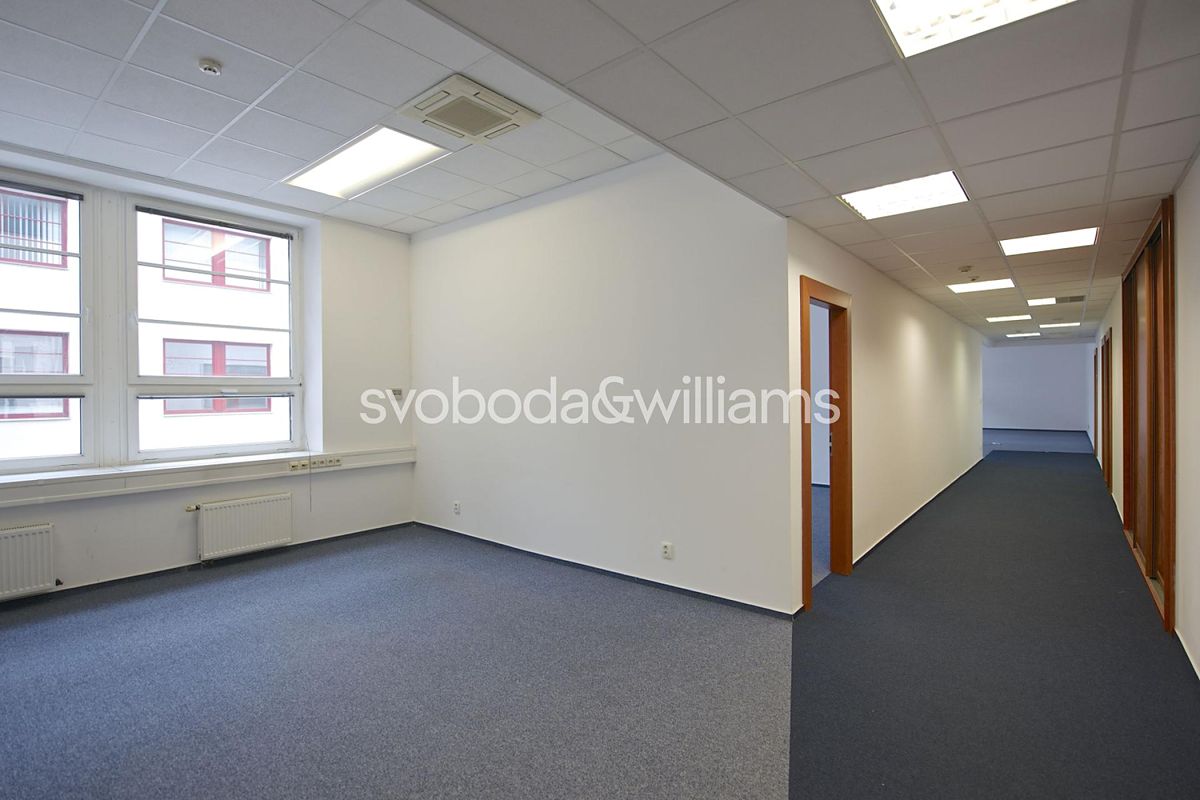 Pronájem kanceláře 882 m² – fotografie 2