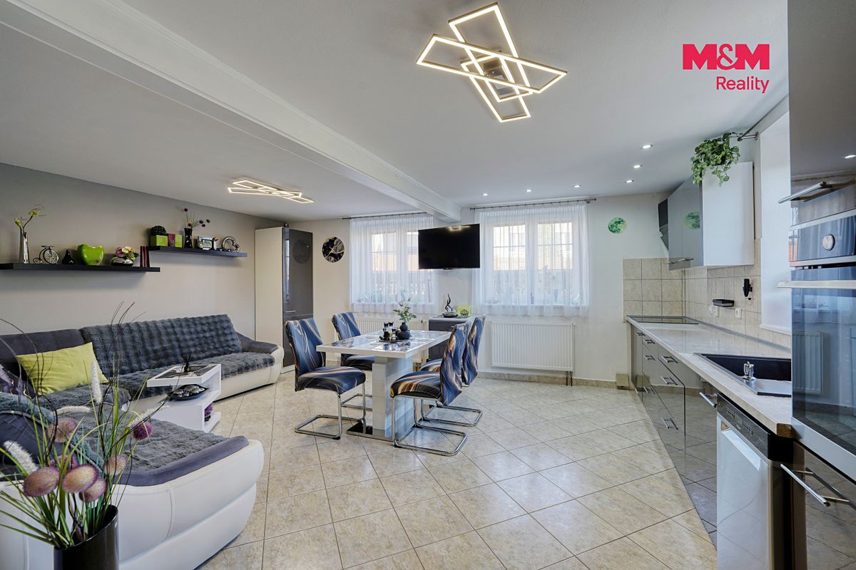 Prodej rodinného domu 225 m², pozemek 570 m² – fotografie 2