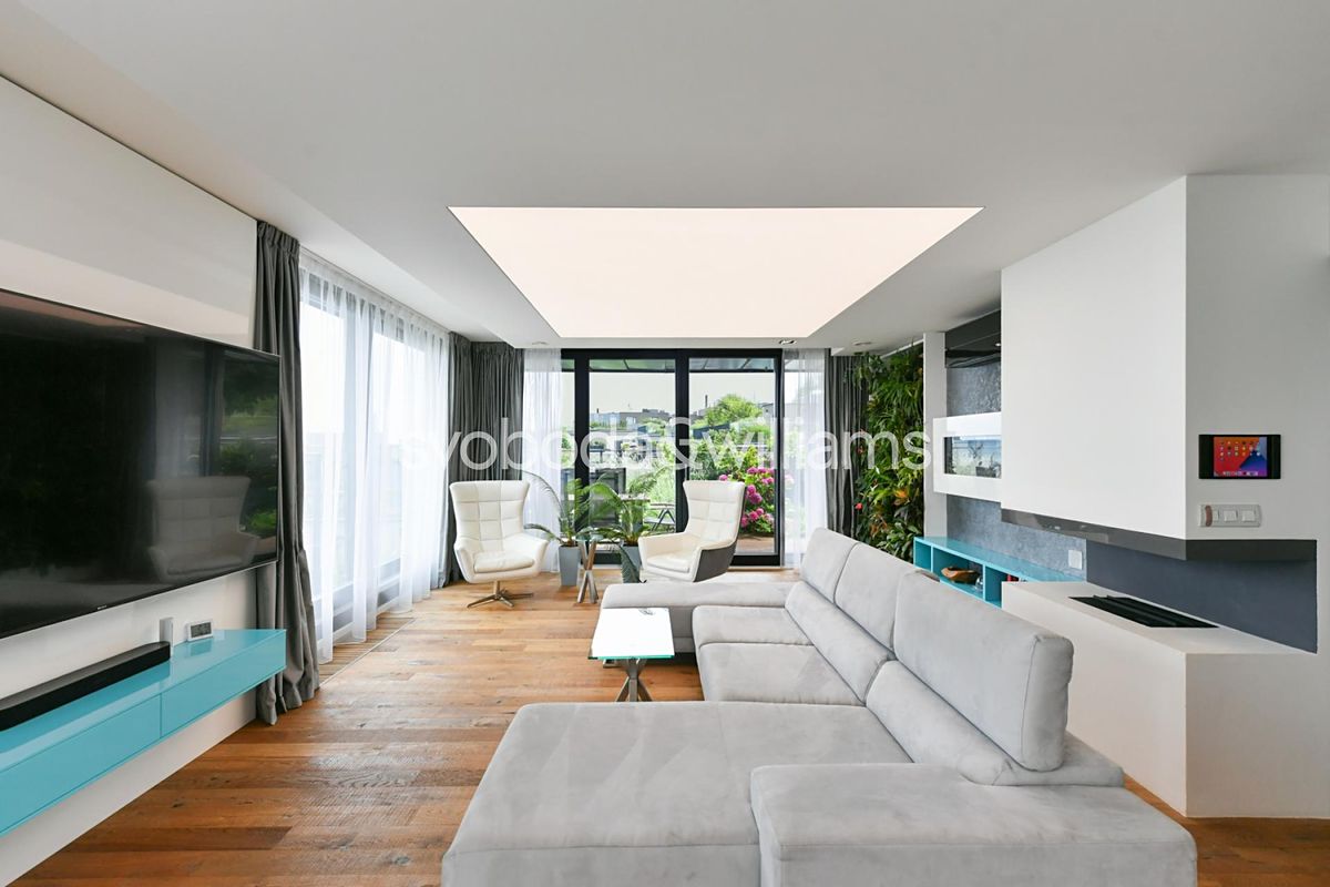 Pronájem bytu 4+kk 131 m²