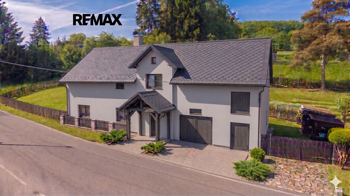Prodej rodinného domu 264 m², pozemek 819 m² – fotografie 2