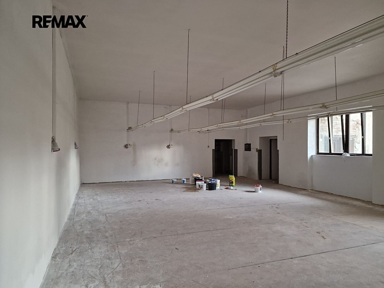 Prodej komerčního prostoru, 384 m² (1 z 24)
