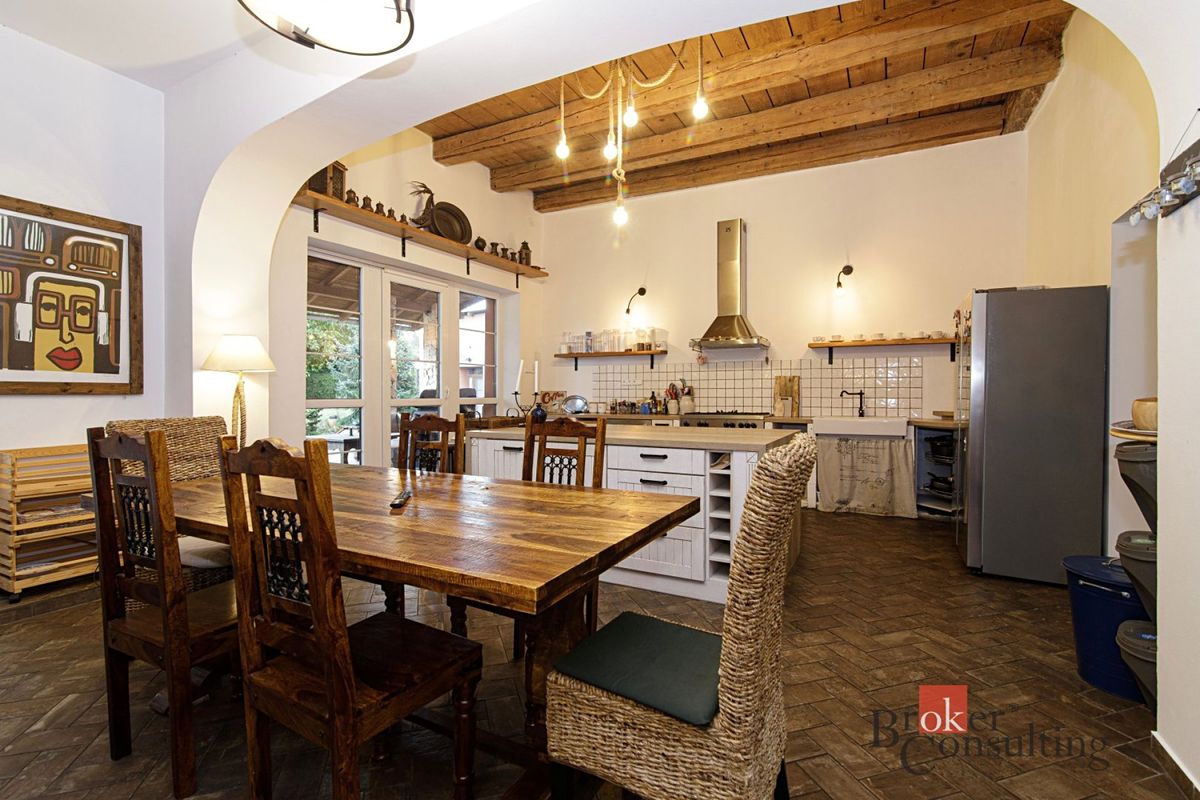 Prodej rodinného domu 400 m², pozemek 1214 m²