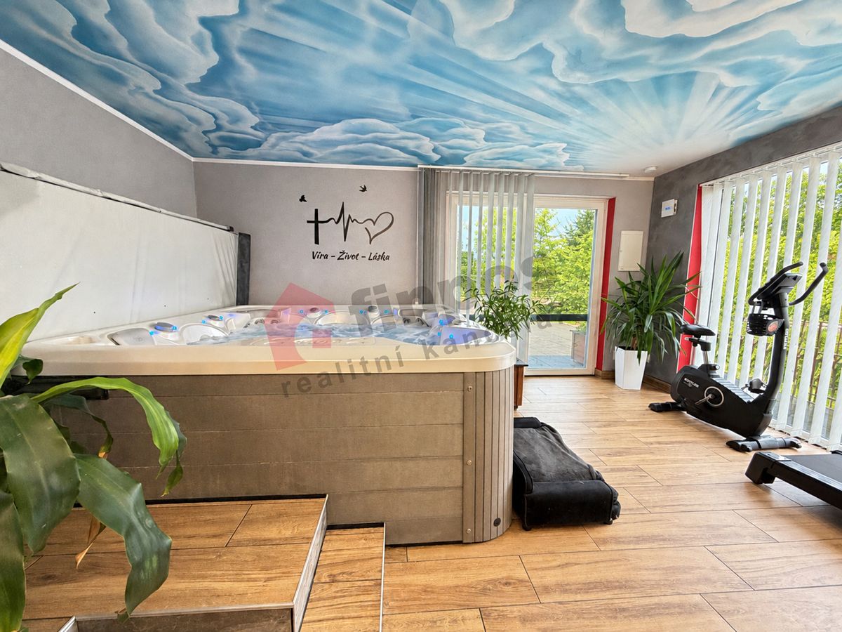 Prodej rodinného domu 239 m², pozemek 972 m² – fotografie 3