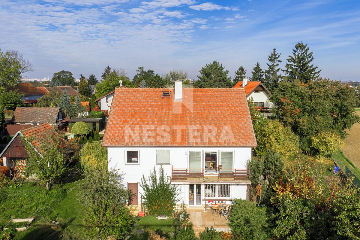 Prodej rodinného domu 240 m², pozemek 792 m² – fotografie 2