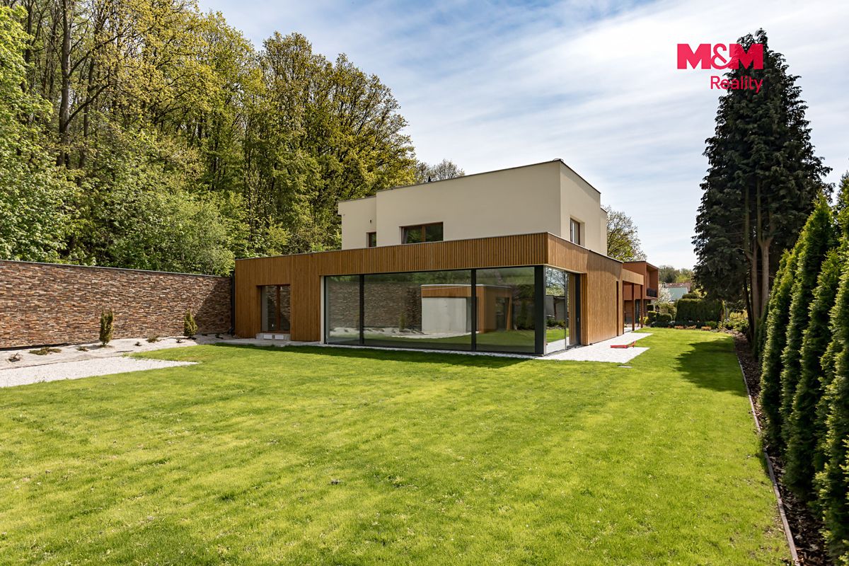 Prodej rodinného domu 279 m², pozemek 803 m² – fotografie 3