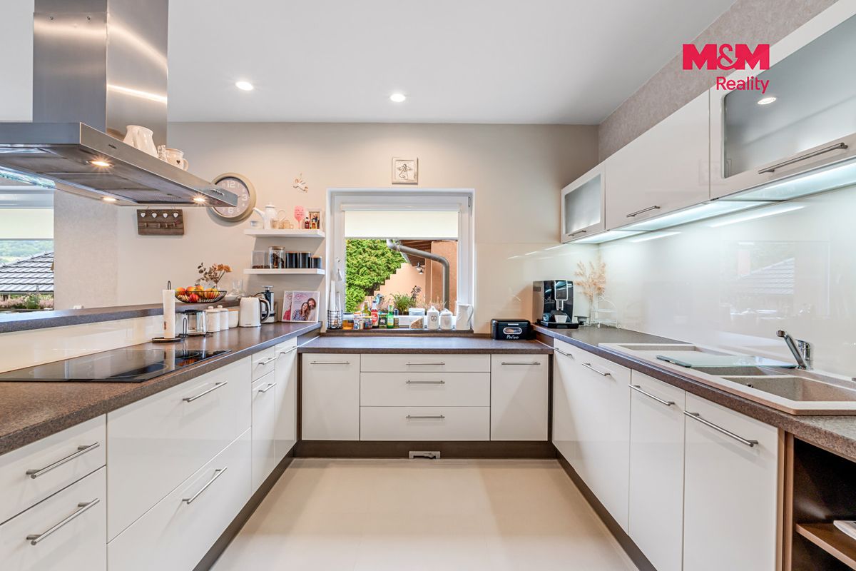 Prodej rodinného domu 252 m², pozemek 848 m² – fotografie 2