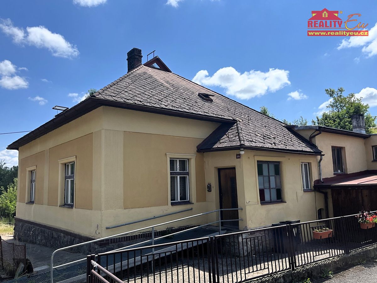 Prodej rodinného domu 260 m², pozemek 1162 m² – fotografie 2