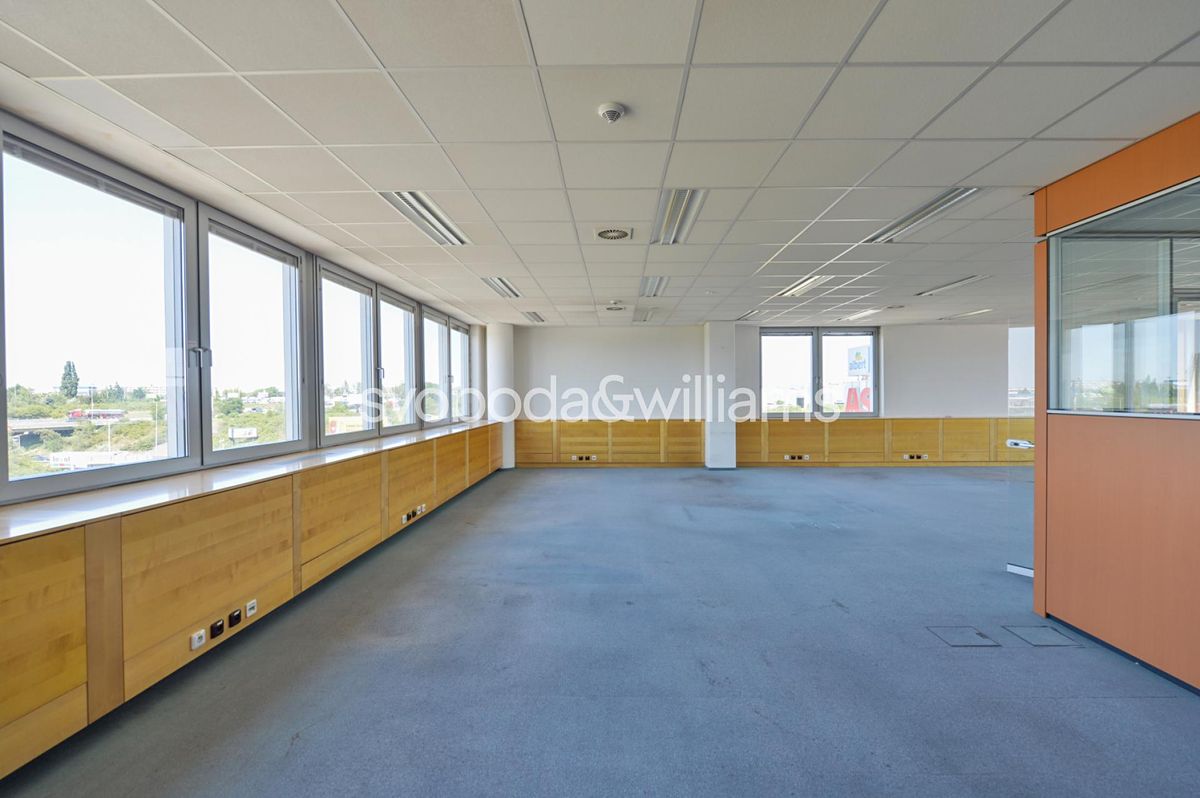 Pronájem kanceláře 674 m² – fotografie 4