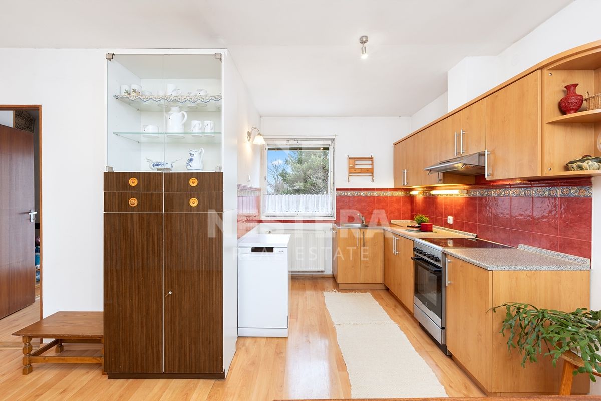 Prodej rodinného domu 240 m², pozemek 792 m² – fotografie 4