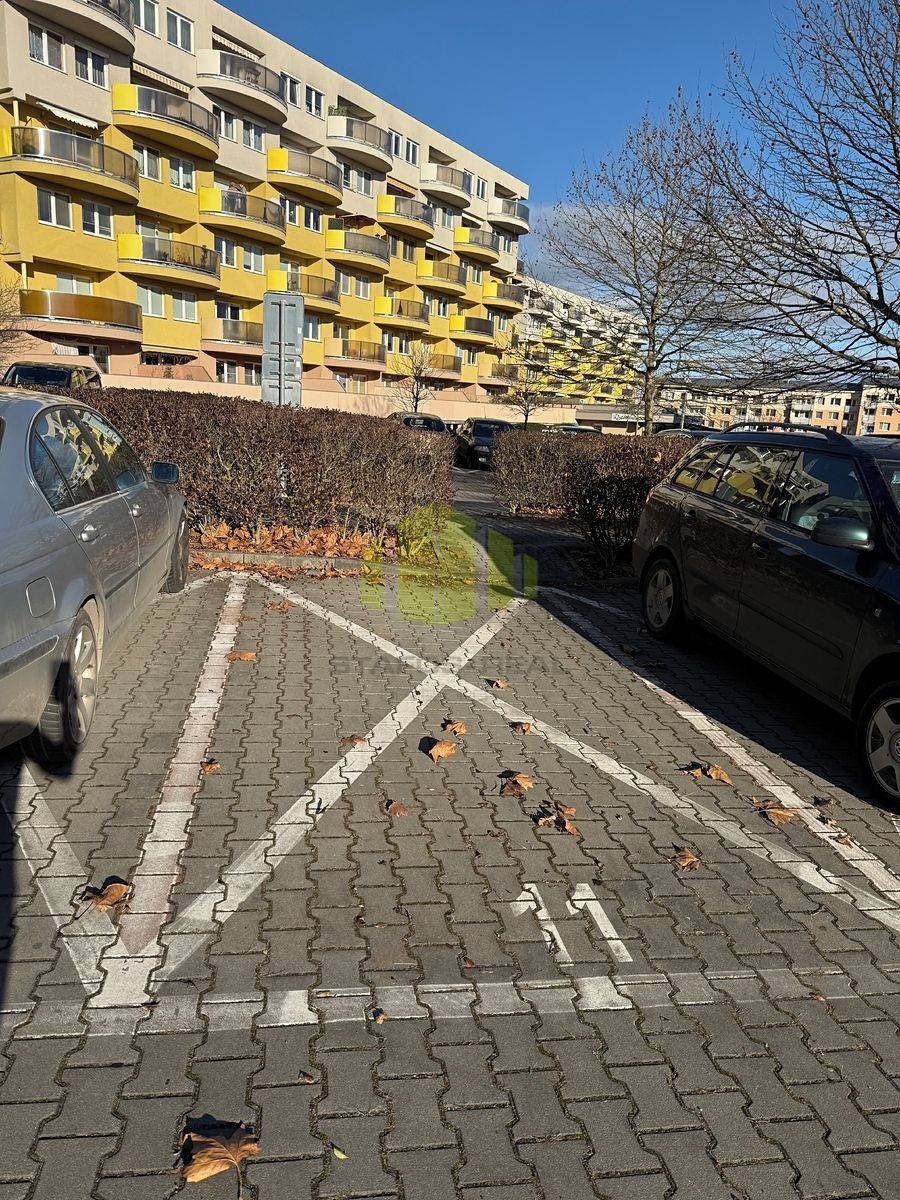 Pronájem garážového stání 12 m²