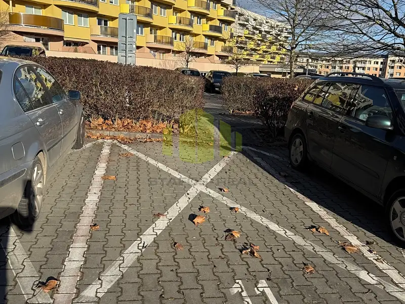 Pronájem garážového stání 12 m², Olomouc – náhled fotky 1