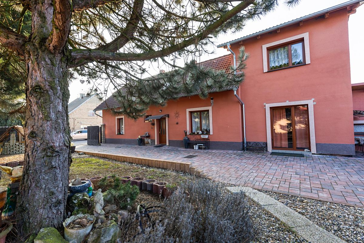 Prodej rodinného domu 211 m², pozemek 318 m² – fotografie 3
