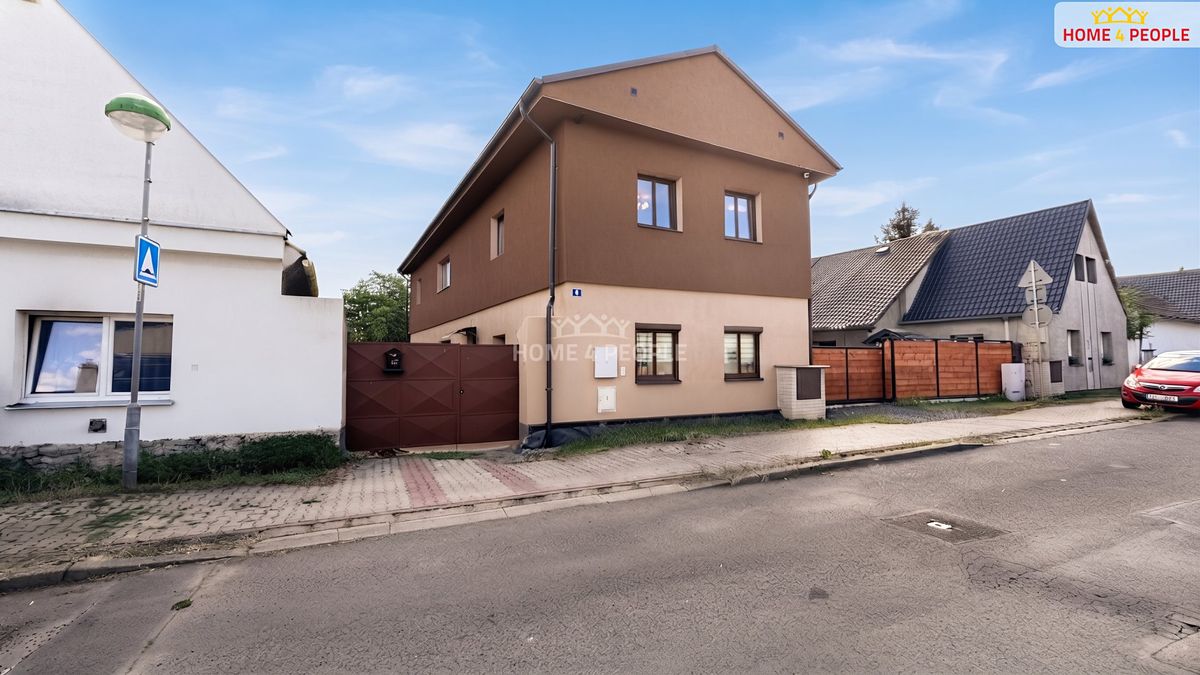 Prodej rodinného domu 224 m², pozemek 745 m² – fotografie 2