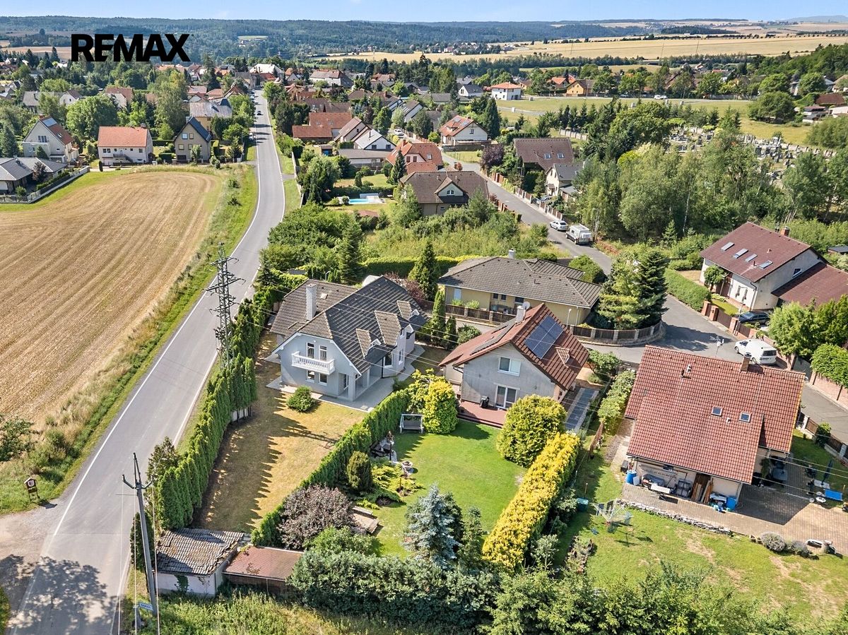 Prodej rodinného domu 253 m², pozemek 754 m² – fotografie 2