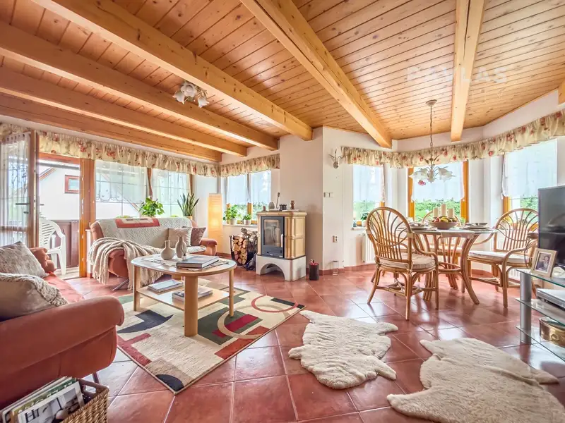 Prodej rodinného domu 240 m², pozemek 573 m², Černovice – náhled fotky 2