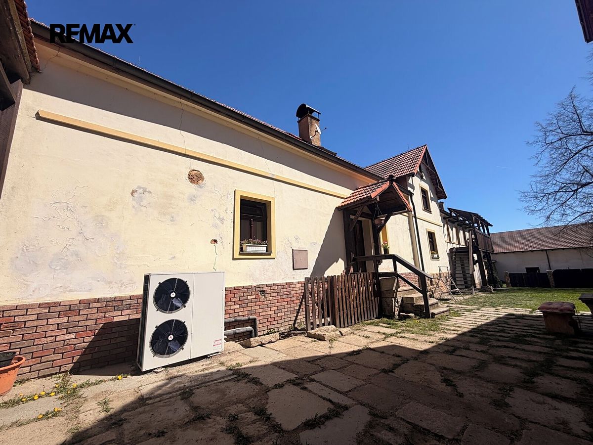 Prodej rodinného domu 725 m², pozemek 7880 m² – fotografie 3