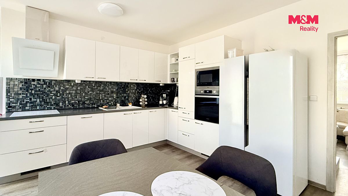 Prodej rodinného domu 380 m², pozemek 280 m² – fotografie 2